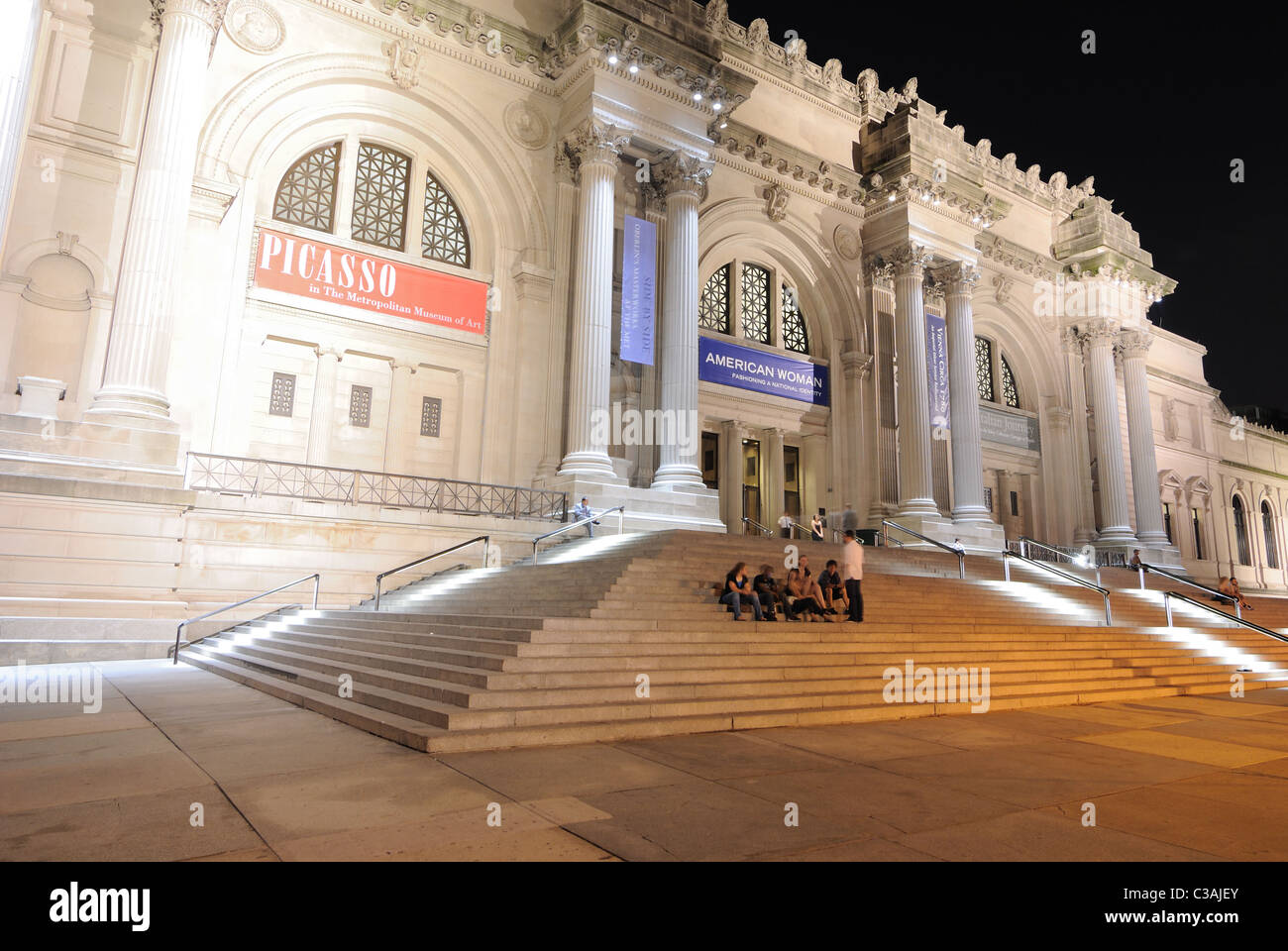 Tempo di notte vista delle imponenti architettonicamente Metropolitan Museum of Art di New York City. Foto Stock