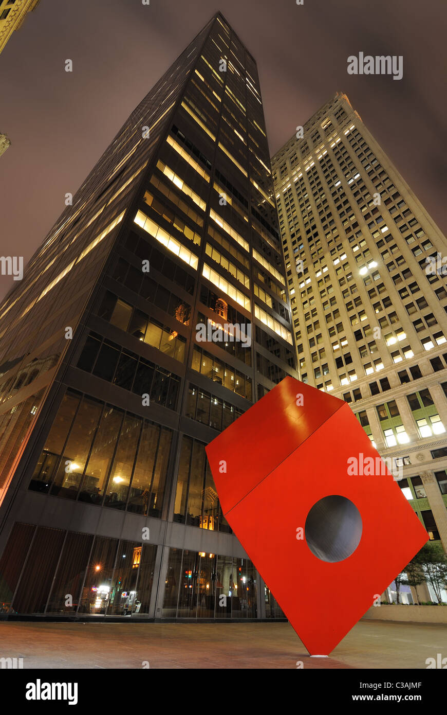 HSBC Building (aka Marine Midland Edificio) in New York City di notte con Isamu Noguchi il cubo. Foto Stock