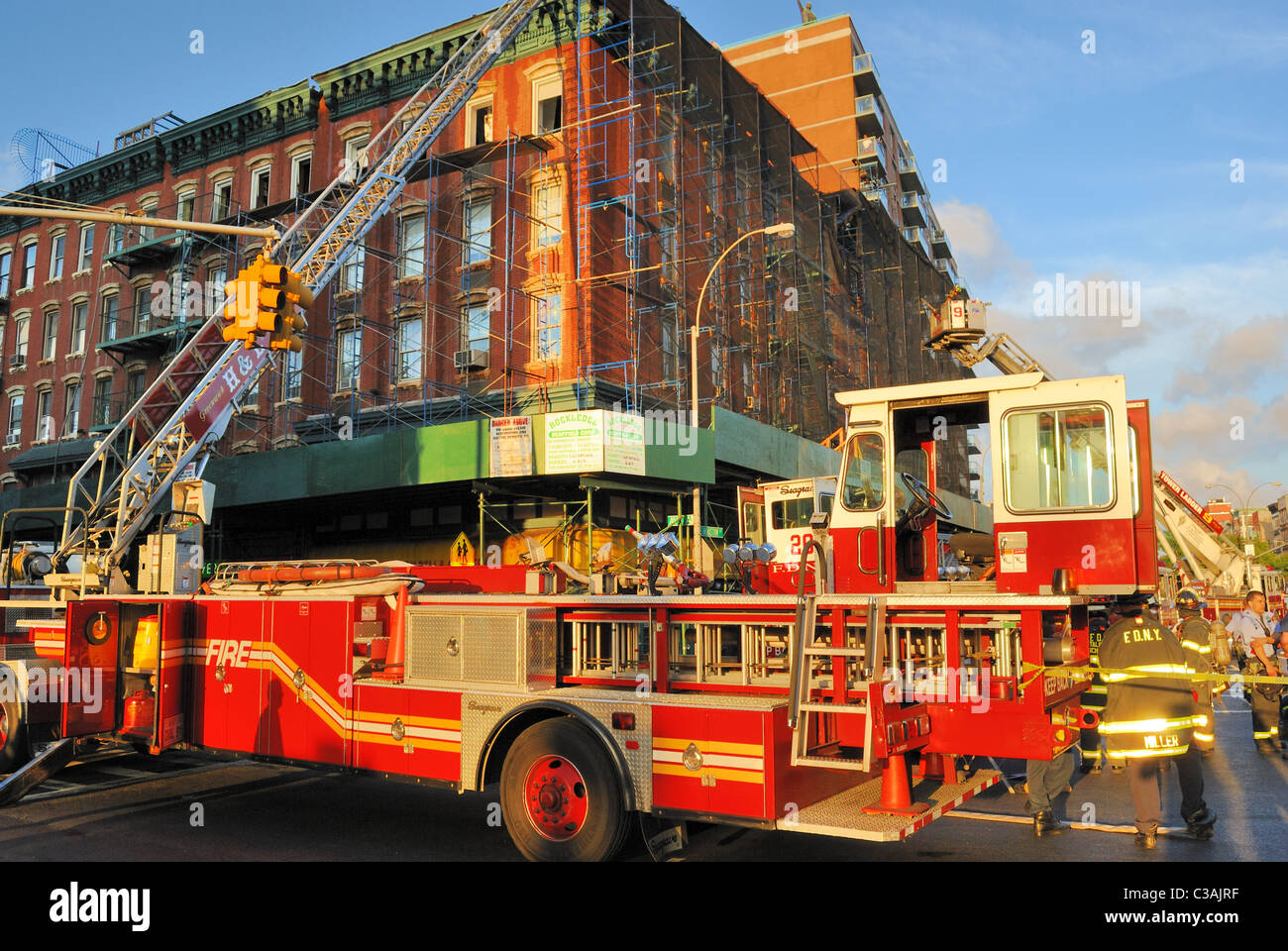 Un equipaggio di vigili del fuoco di rispondere a un incendio su Houston Street nel Lower East Side di New York City. Foto Stock