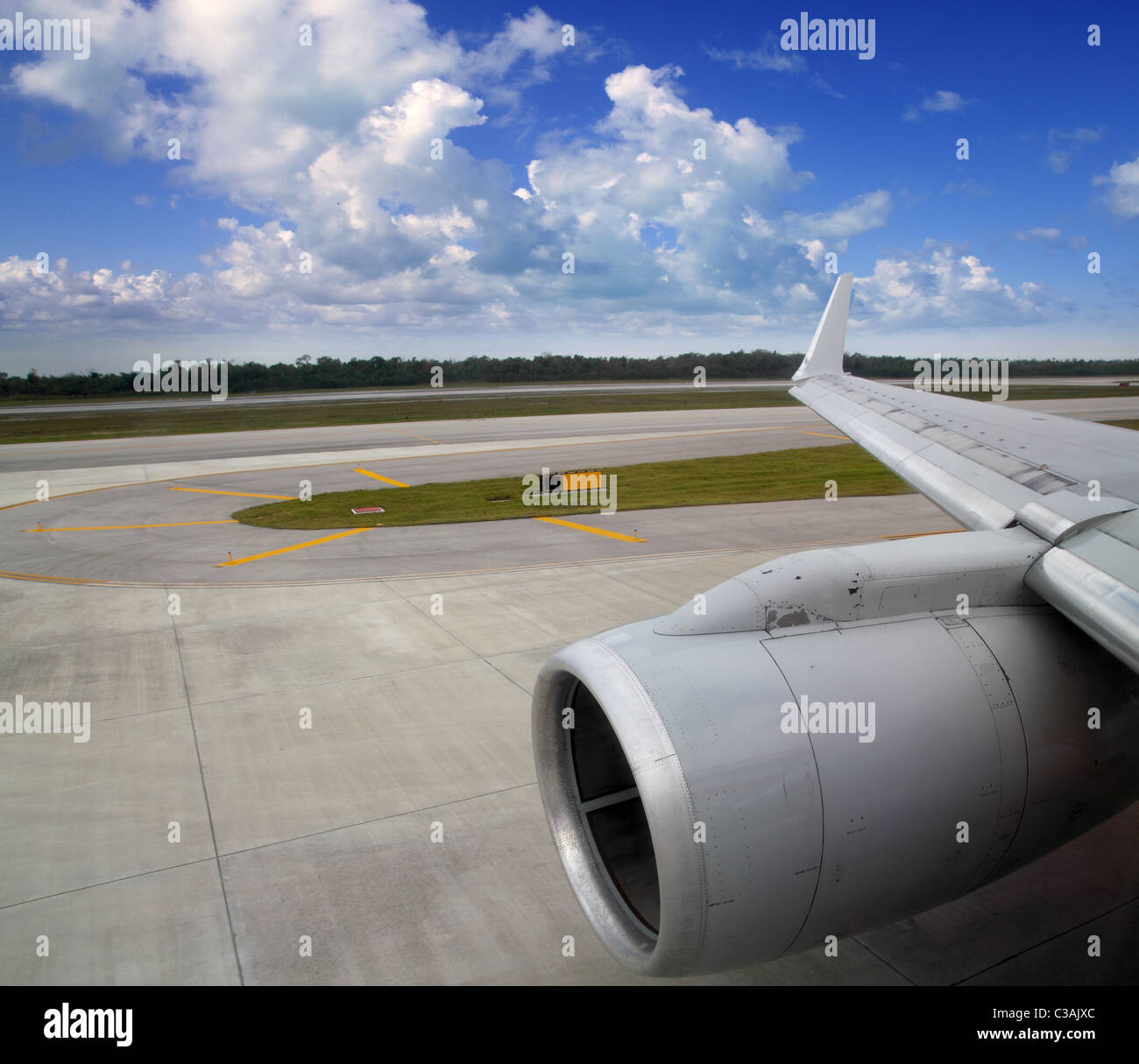 In aereo in pista di atterraggio piano stradale wing blue sky Foto Stock