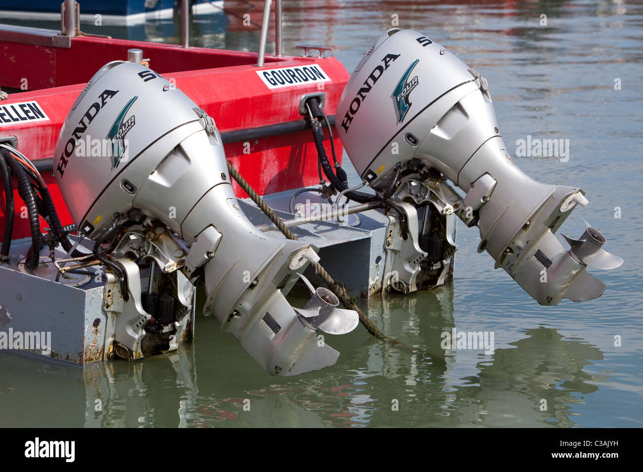 Potenti motori fuoribordo per barche da pesca Gourdon Scotland Regno Unito Foto Stock