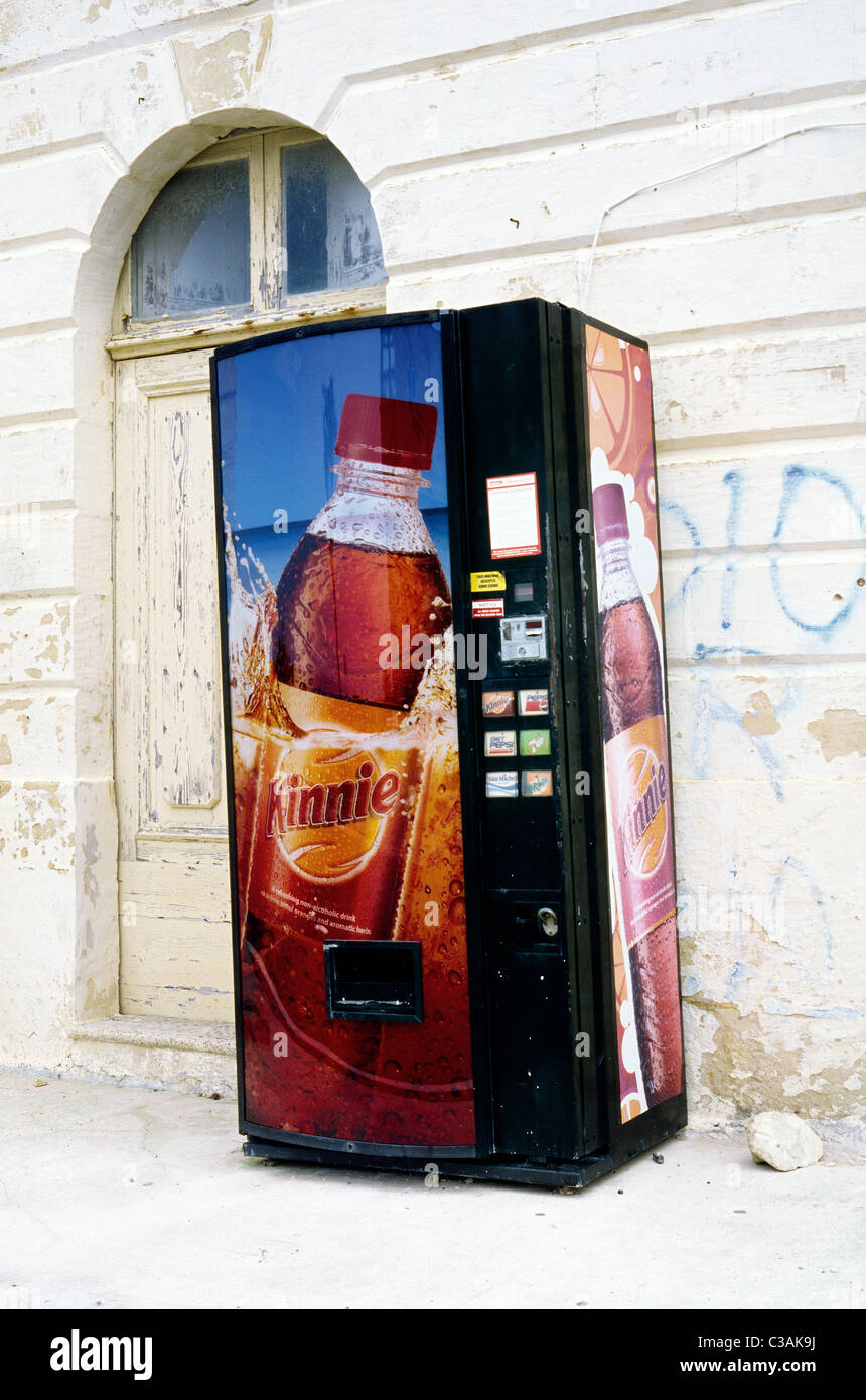 Distributore automatico vendita di Malta preferiti della bibita analcolica Kinnie sull'isola Maltese di Gozo. Foto Stock