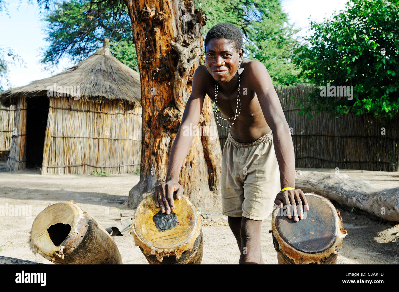 Il batterista, tradizionale villaggio vicino a Camp Kwando, fiume Kwando, Caprivi strip, Namibia, Africa Foto Stock