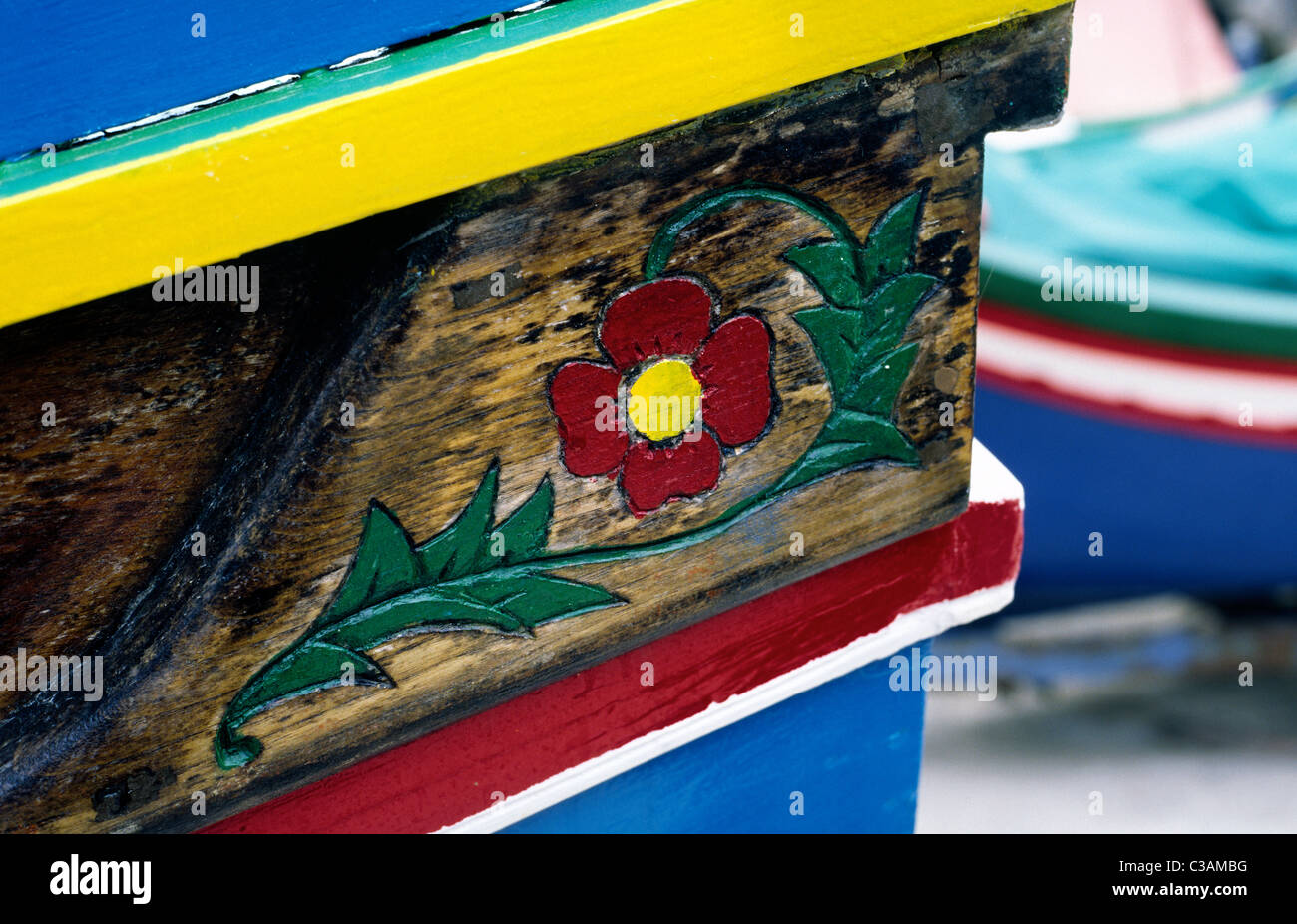 Intaglio del legno dettaglio su un tradizionale Luzzu in legno barca da pesca nel porto di Xlendi sull'isola Maltese di Gozo. Foto Stock