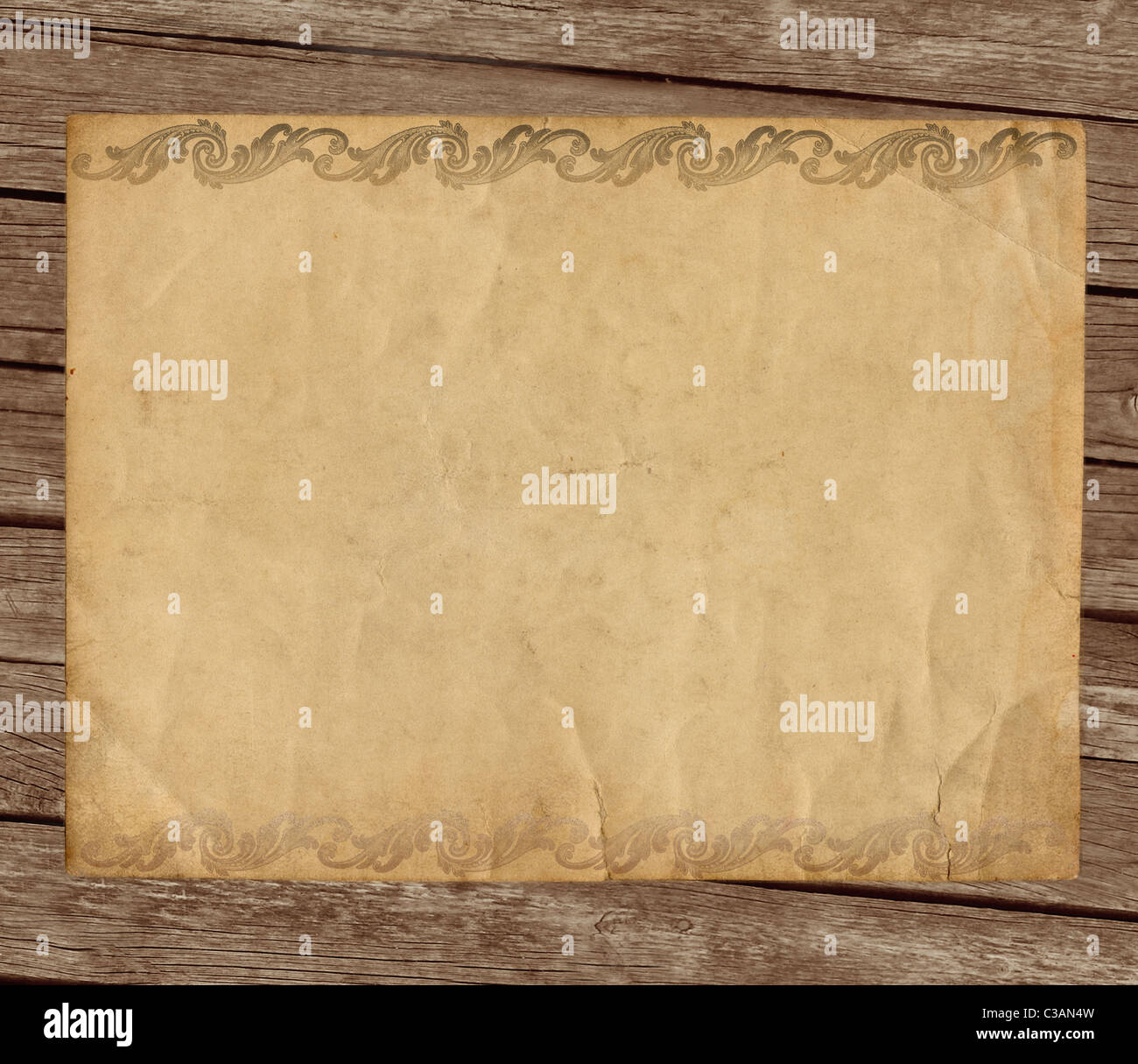 Grunge carta con ornamento su sfondo di legno Foto Stock