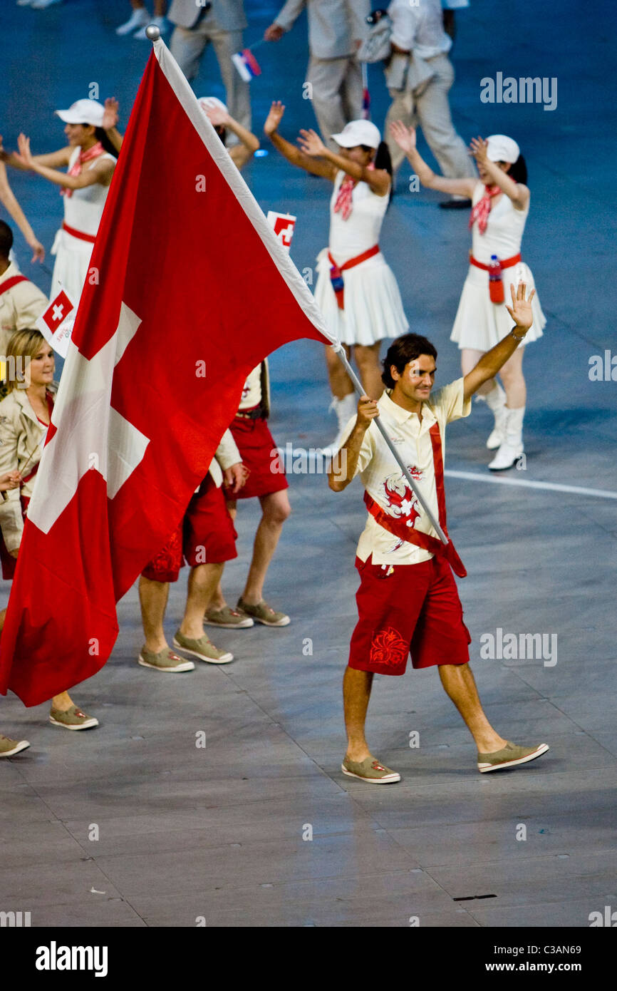 Roger Federer portabandiera conduce la nuotata squadra Marching in alle  cerimonie di apertura in vista delle Olimpiadi di Pechino 2008 Foto stock -  Alamy