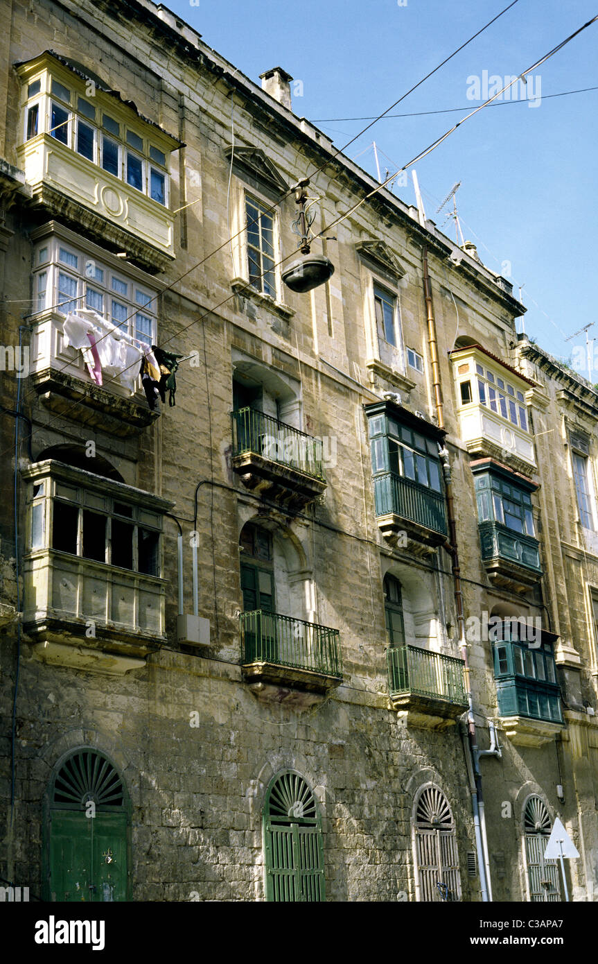 Edificio residenziale tradizionale con balconi in legno (Gallarijas) in Lvant Street nella capitale Maltese di La Valletta. Foto Stock