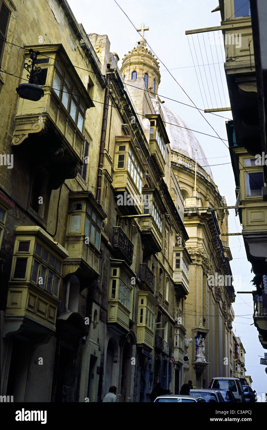 Vista della vecchia strada di menta con il Santuario Basilica di Nostra Signora del Monte Carmelo nella capitale Maltese di La Valletta. Foto Stock