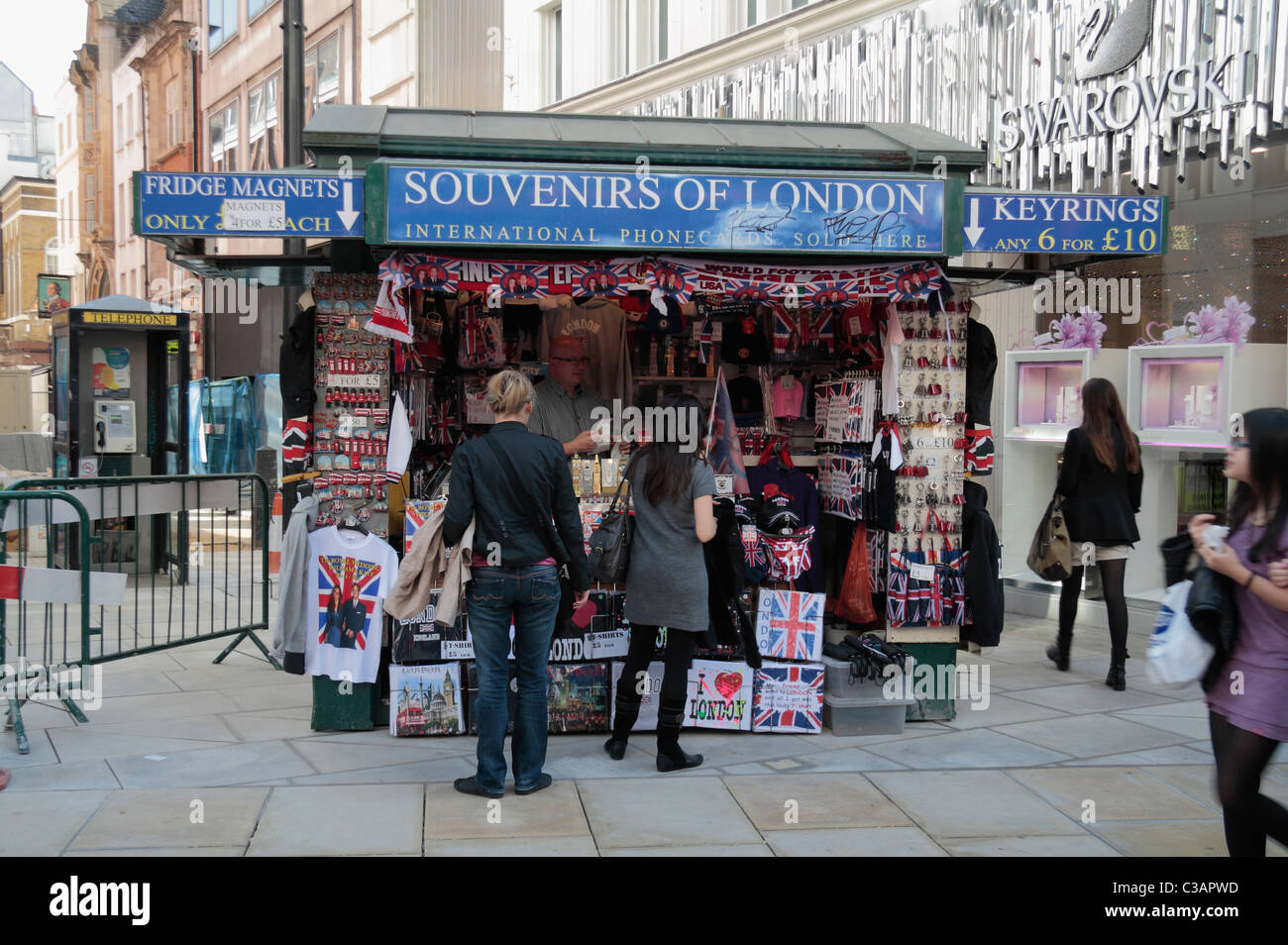 Un negozio di souvenir di London street stallo in Oxford Street, Londra, Regno Unito. Foto Stock