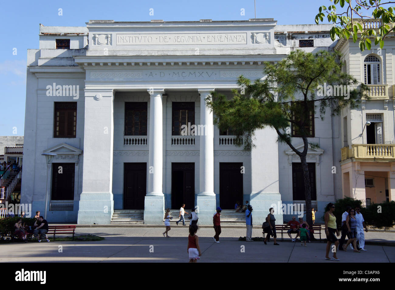 Istituto di Istruzione Secondaria edificio, Parque Vidal, Santa Clara, Cuba. Ora un centro culturale. Foto Stock