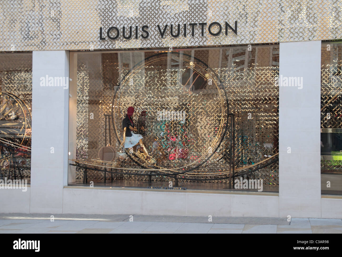 Una vetrina del negozio Louis Vuitton su New Bond Street, Londra, Regno Unito Foto stock - Alamy