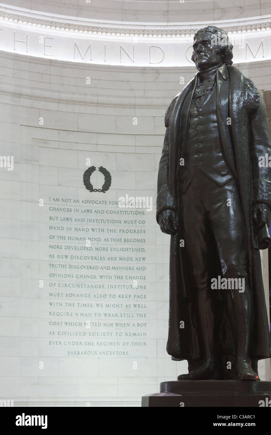La statua di Thomas Jefferson e un estratto da una lettera di Jefferson ha scritto su di una parete il Jefferson Memorial a Washington DC Foto Stock