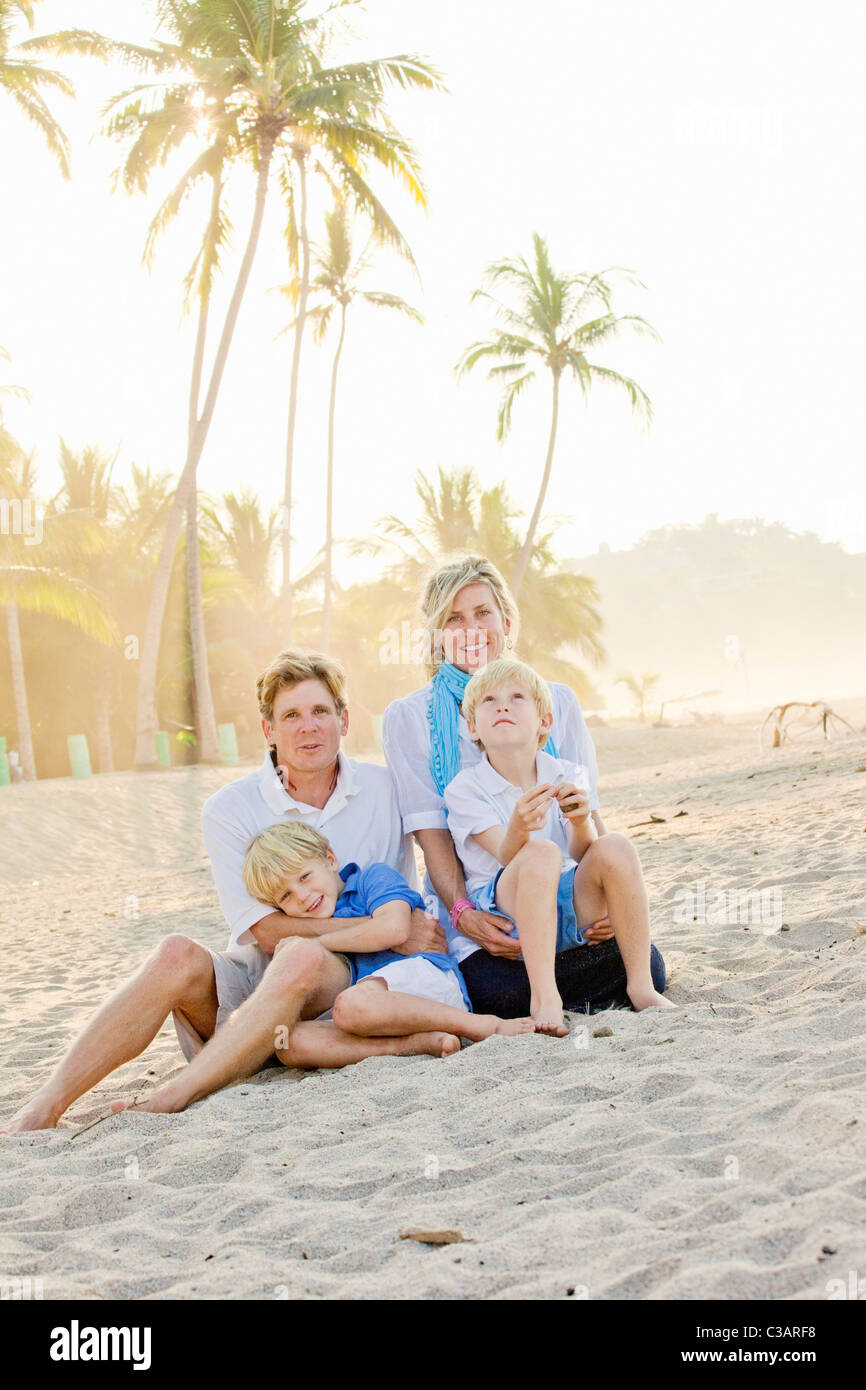 Ritratto di famiglia sulla spiaggia Foto Stock