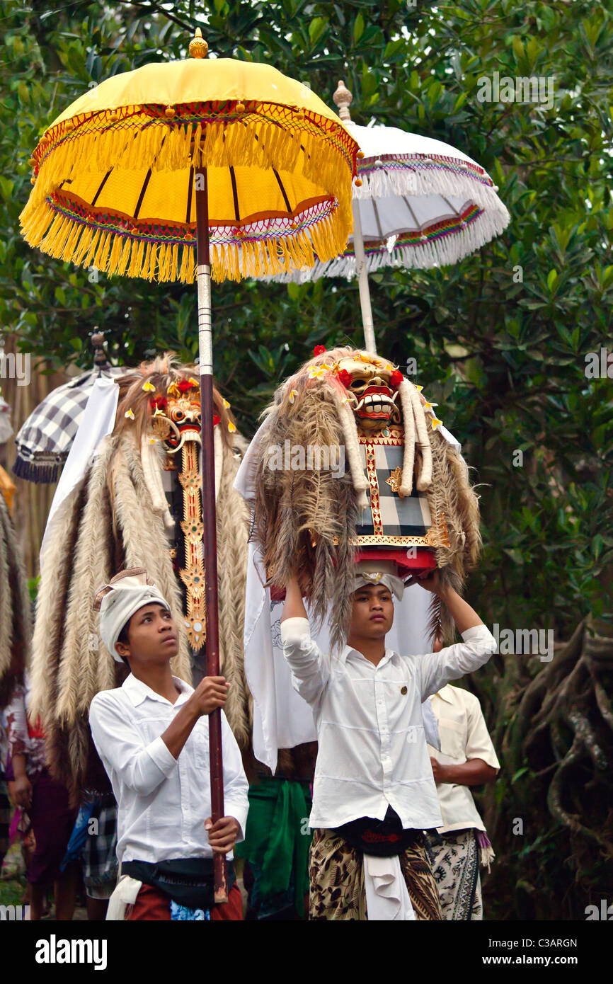LION maschere utilizzate nella tradizionale danza LEGONG sono portati durante una processione indù per un tempio anniversario - Ubud, Bali Foto Stock