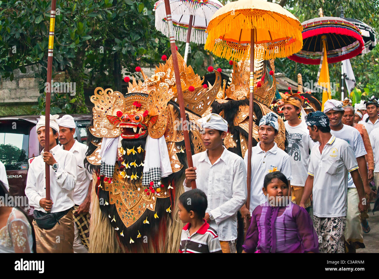 Un costume BARONG utilizzati nei tradizionali danze LEGONG è eseguito durante una processione indù per un tempio anniversario - Ubud, Bali Foto Stock