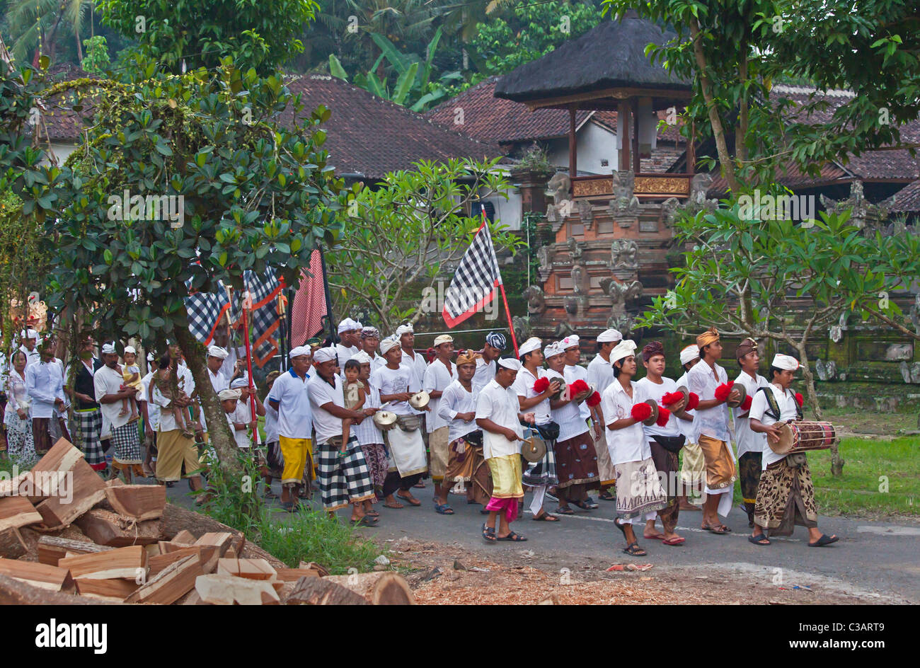 Tamburi e cembali vengono riprodotti durante una processione indù per un tempio anniversario - Ubud, Bali Foto Stock
