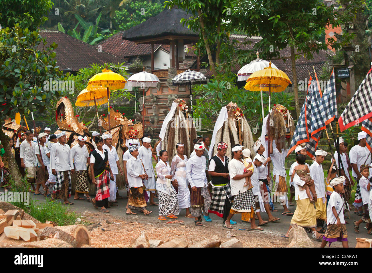 BARONG COSTUME E LION maschere utilizzate nei tradizionali LEGONG balli durante una processione indù per un tempio anniversario - Ubud, Bali Foto Stock