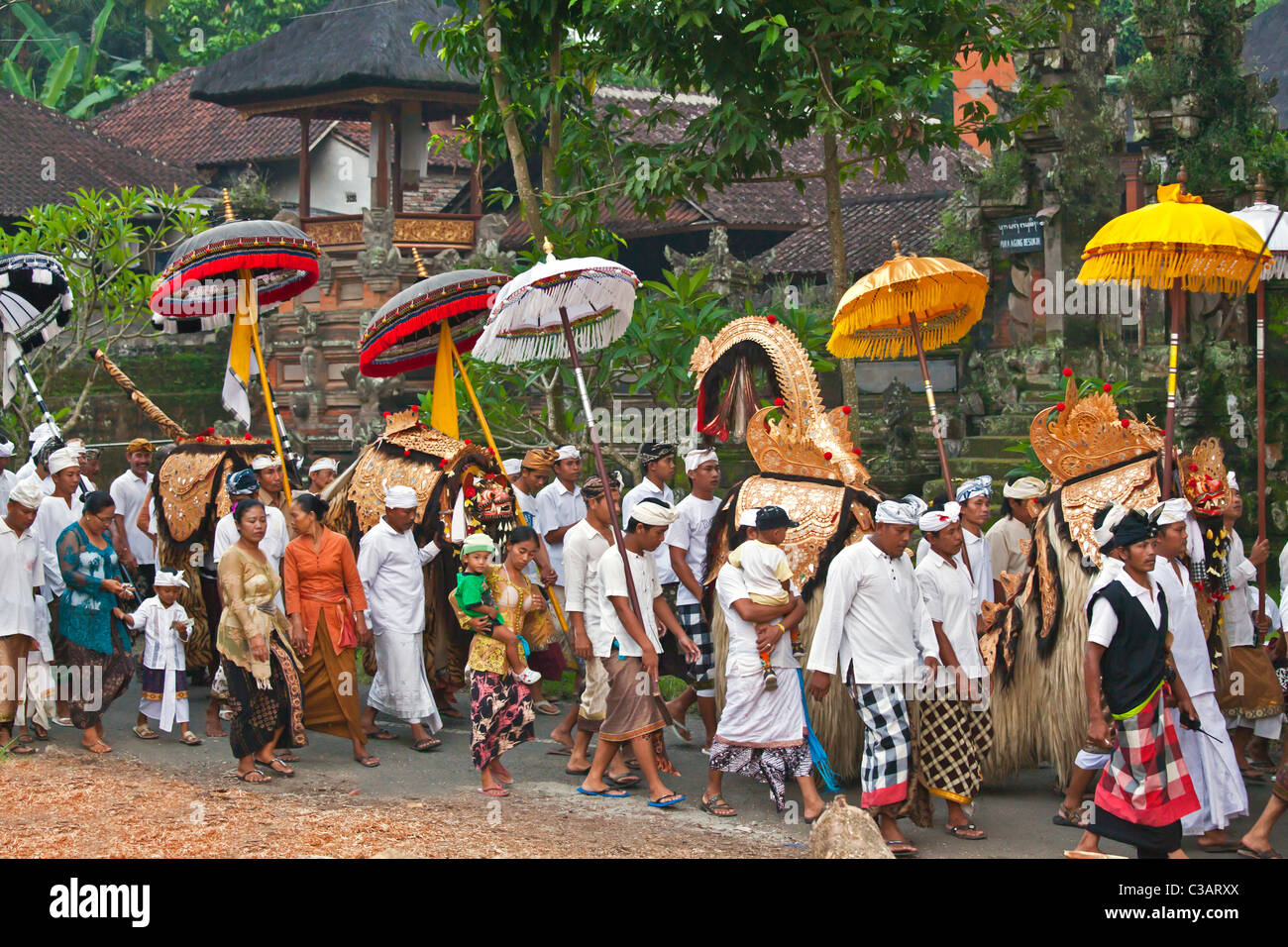 BARONG costumi utilizzati nei tradizionali danze LEGONG sono portati durante una processione indù per un tempio anniversario - Ubud, Bali Foto Stock