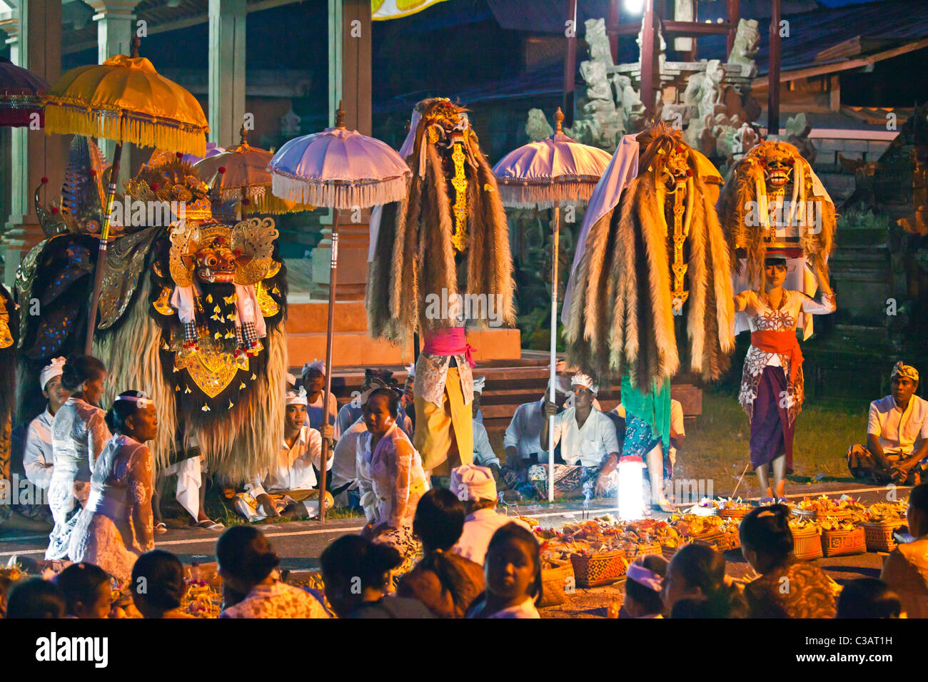 Un costume BARONG E LION maschere utilizzate nella tradizionale danza LEGONG a un tempio anniversario - Ubud, Bali Foto Stock
