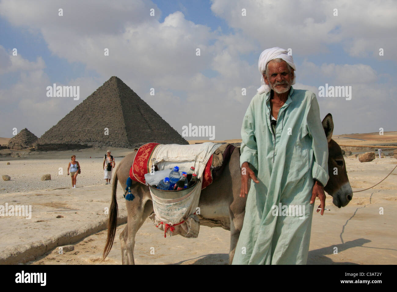 L'uomo la vendita di bevande in parte anteriore del Menkaure/Mykerinos Piramide di Giza, Cairo, Egitto. Foto Stock
