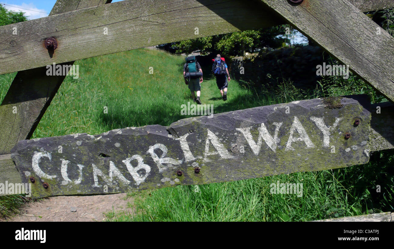 Walkers sul modo di Cumbria a lunga distanza percorso, Lake District, UK. Foto Stock