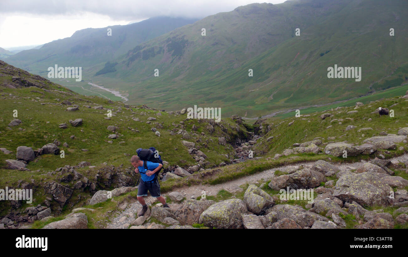 Un modo di Cumbria walker in direzione nord fino gioco Pass, Cumbria, Regno Unito. Foto Stock