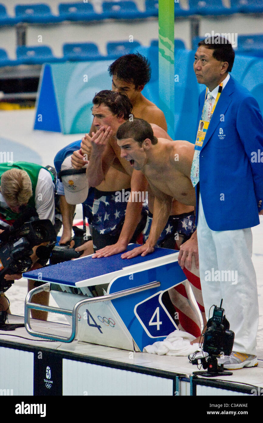 Stati Uniti d'America 2x200m record del mondo medaglia d oro staffetta L-R Michael Phelps, Ryan Lochte, Ricky Berens,guarda come Peter Vanderkaay, arriva in Foto Stock