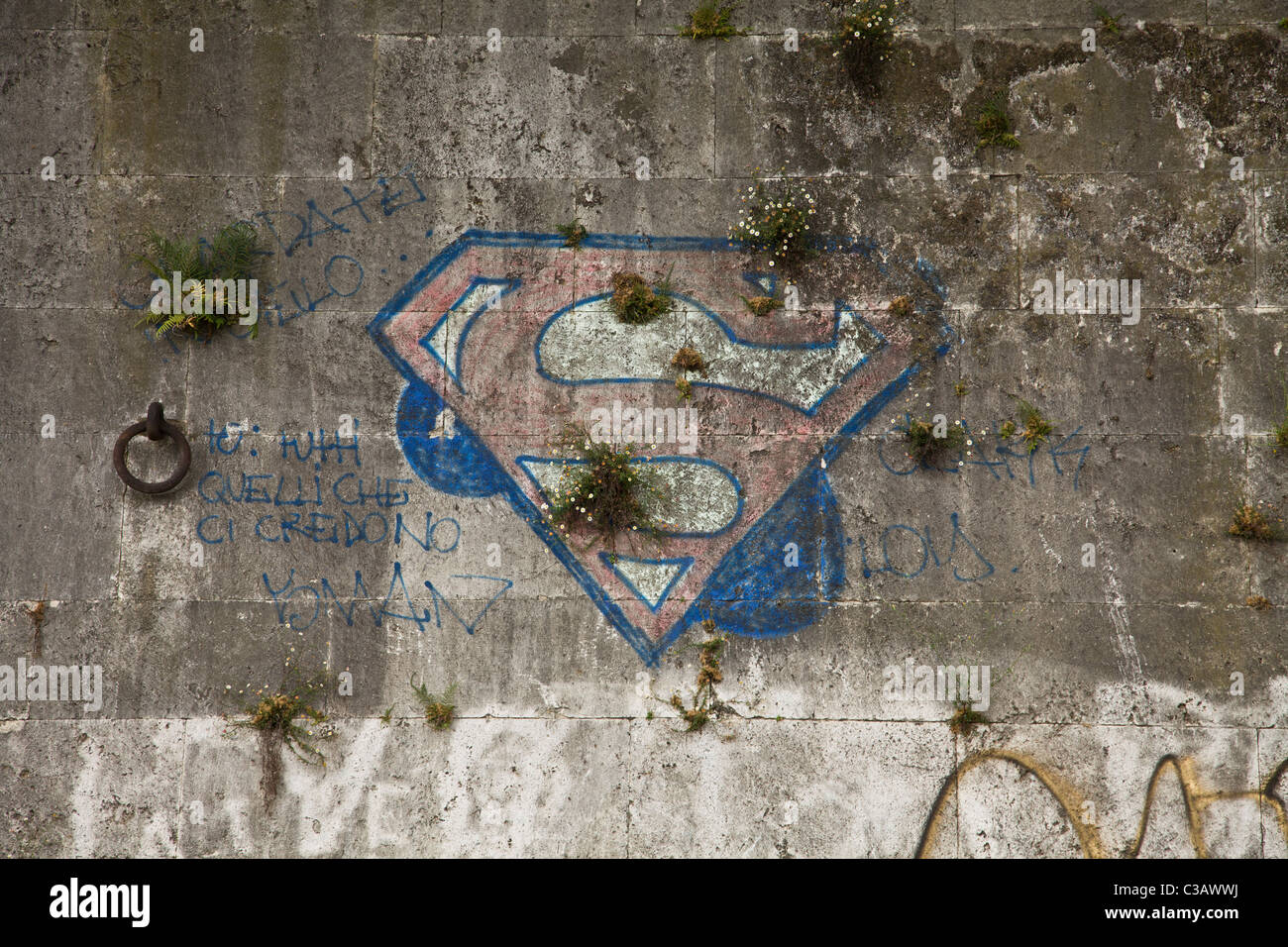 Superman logo graffiti su un muro urbano Foto Stock