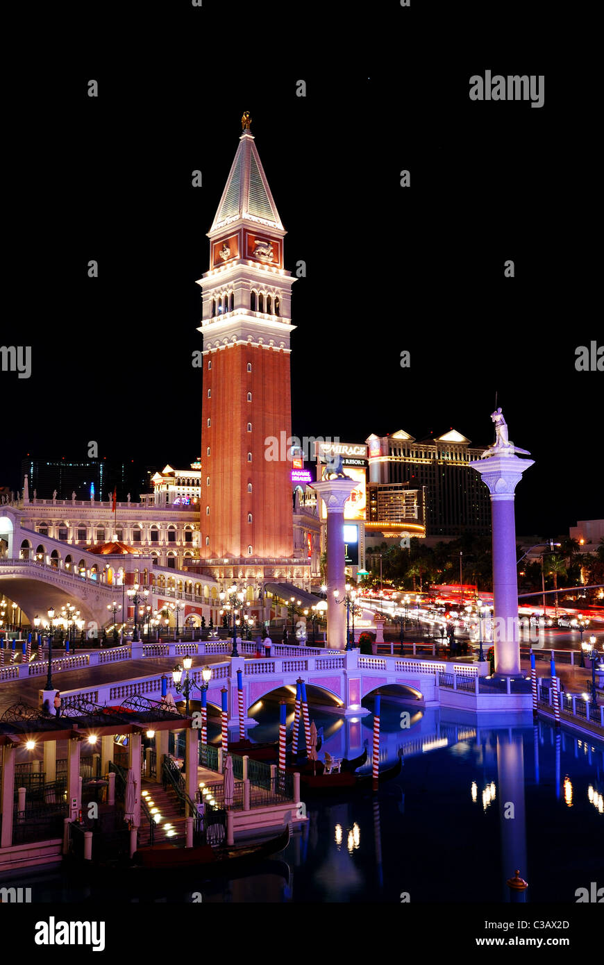 Il Venetian Hotel e Casinò di notte a Las Vegas. Foto Stock