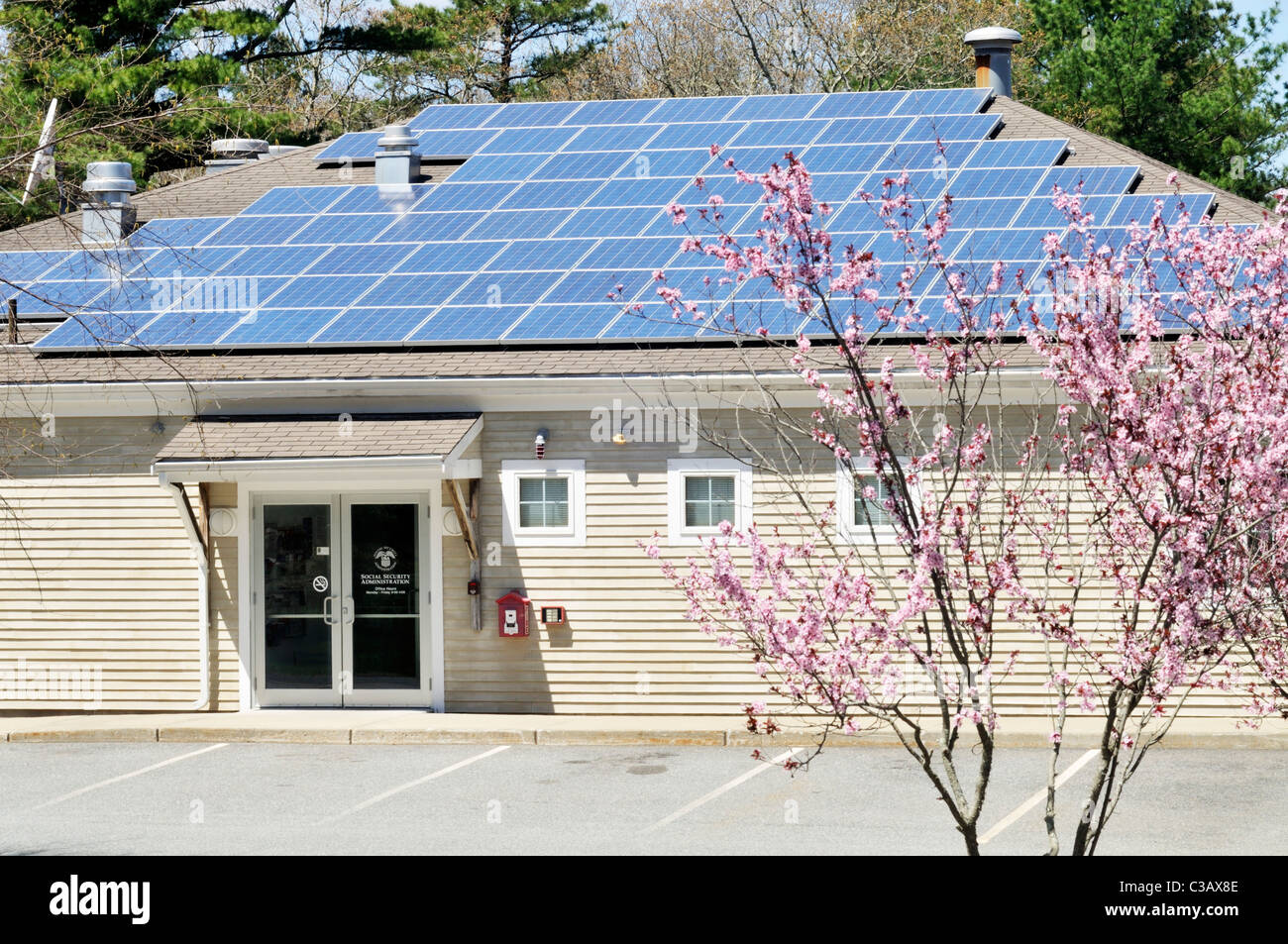 Pannelli solari installati sul tetto di un edificio commerciale su un soleggiato blue sky Giorno Cape Cod, Massachusetts, STATI UNITI D'AMERICA Foto Stock