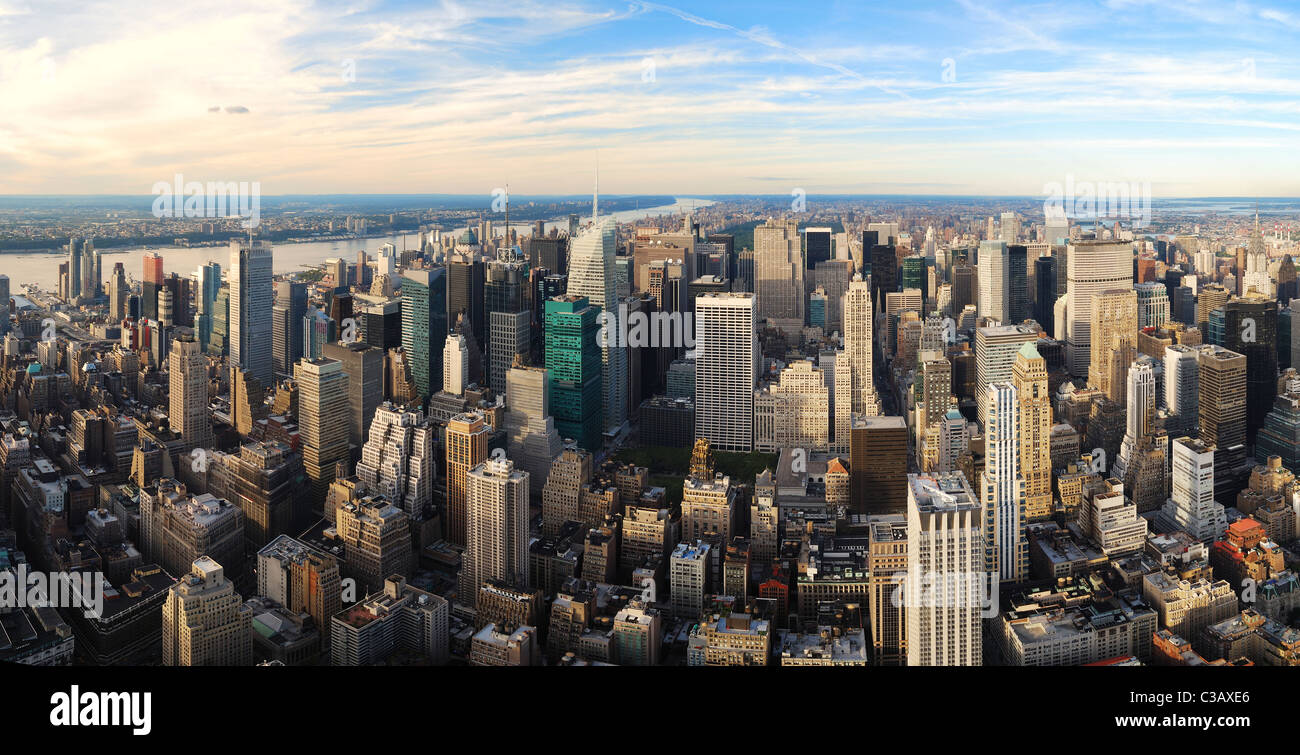 Città urbana panorama al tramonto vista aerea. New York City Manhattan antenna vista panorama con New Jersey da ovest del fiume Hudson e Foto Stock