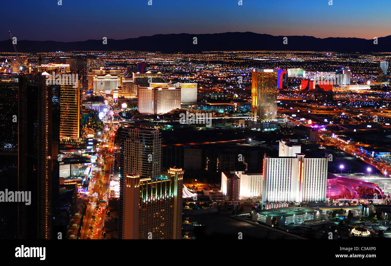 Las Vegas Strip notte vista aerea con alberghi e street. Foto Stock