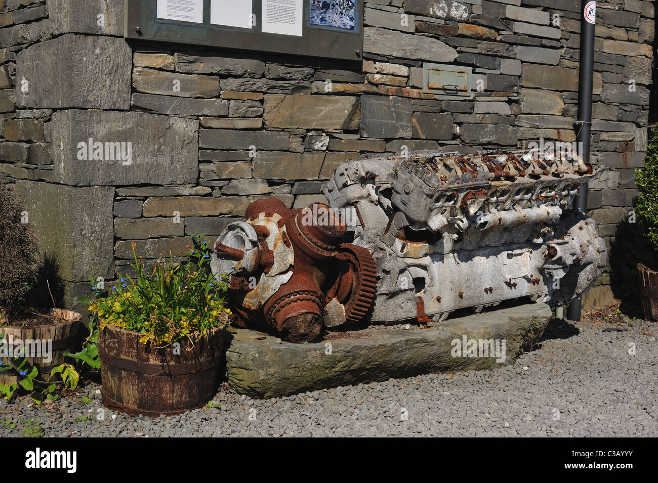 Un V12 Merlin aero engine preso dal relitto del bombardiere Halifax LL505 che si è schiantato sul grande Carrs a 2300 ft nel 1944. Foto Stock