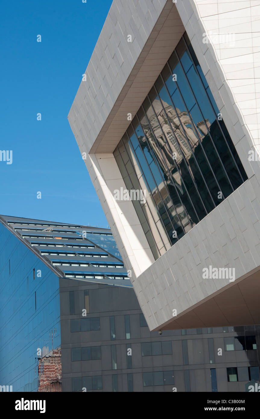 La nuova costruzione Museum di Liverpool sul lungomare con il porto di Liverpool edificio riflettendo in vetro. Regno Unito Foto Stock