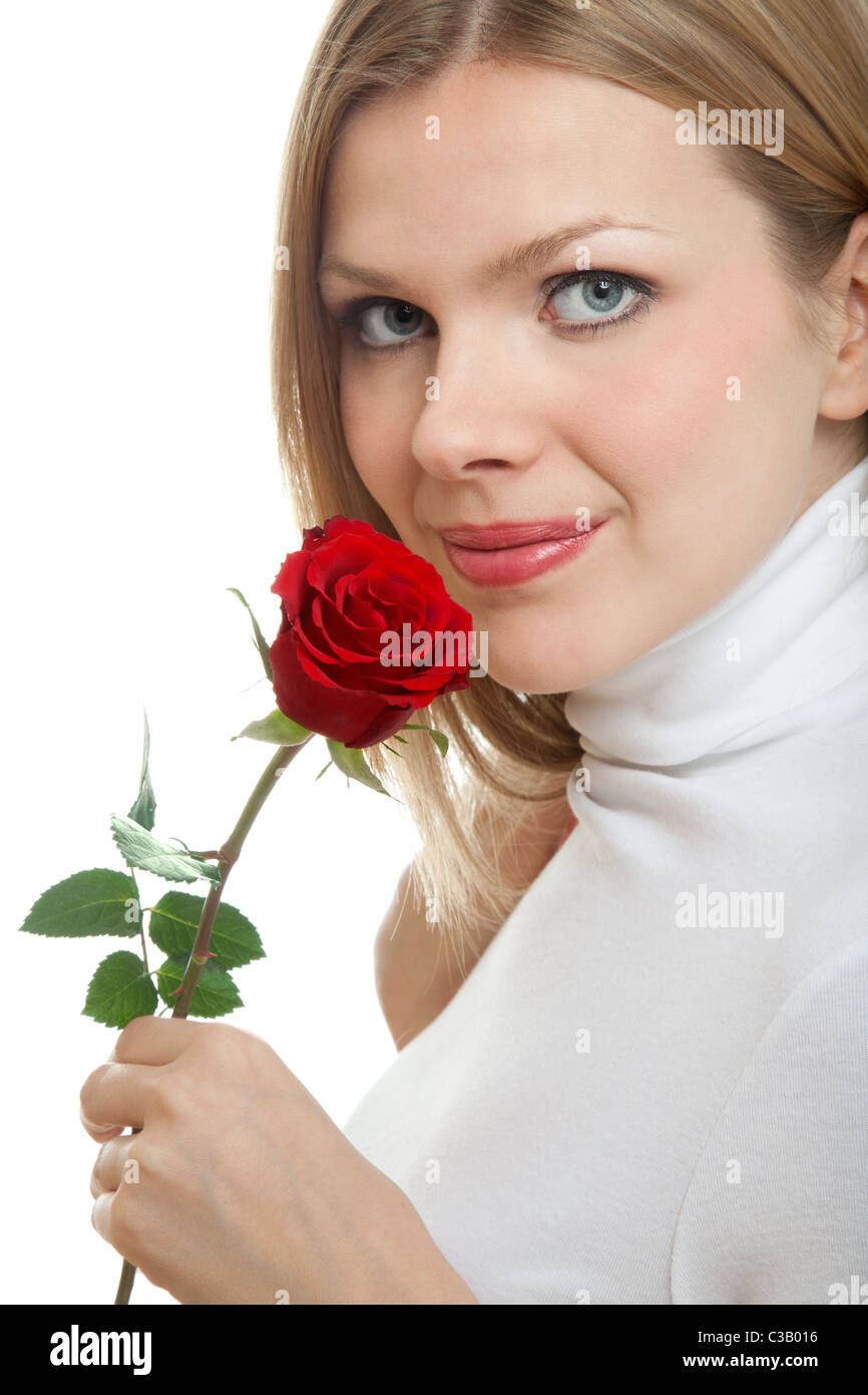Giovane bella donna odorare una rosa rossa Foto Stock