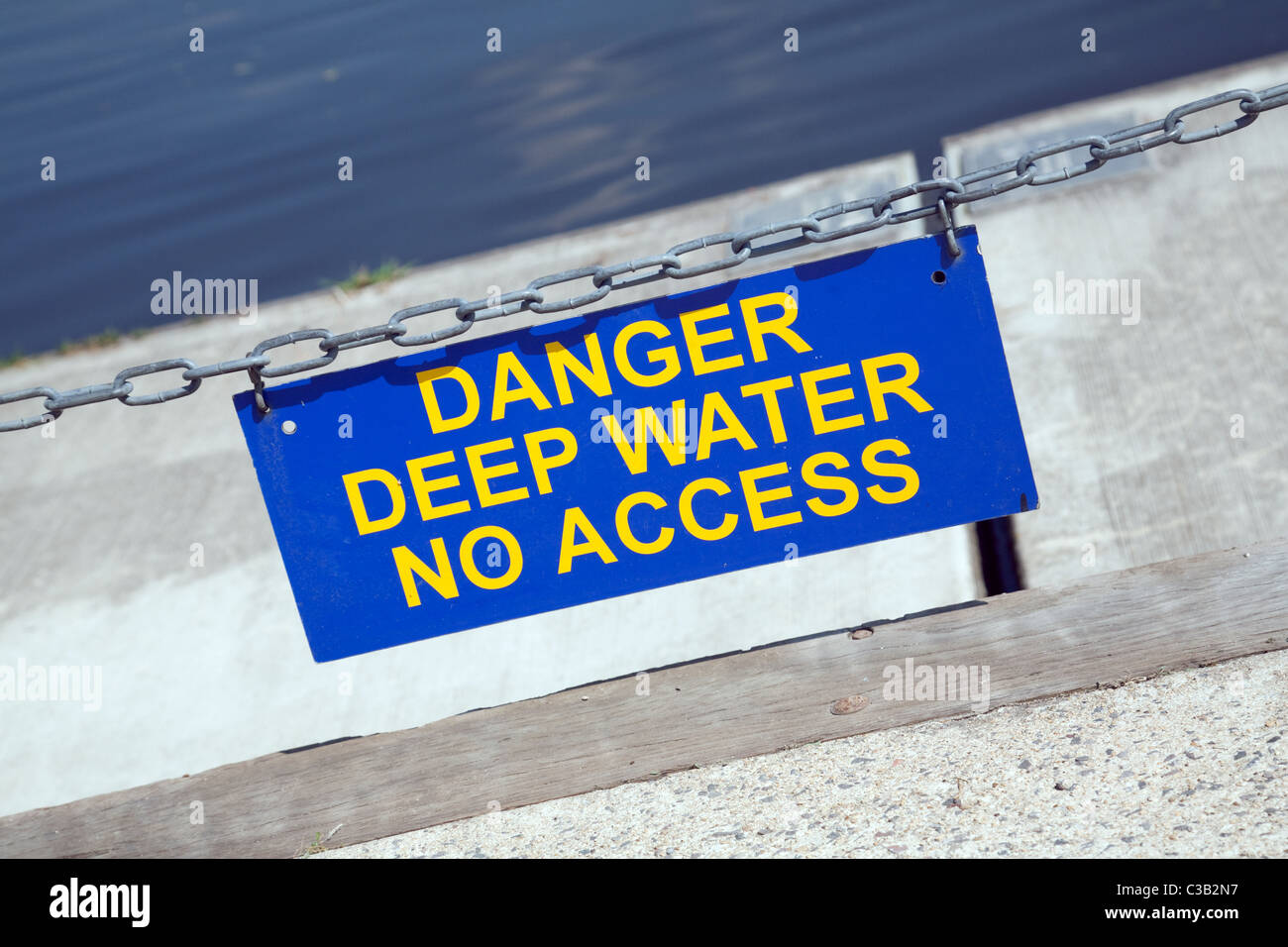 Pericolo in acqua profonda segno presso il fiume Tamigi in Oxfordshire, Regno Unito Foto Stock