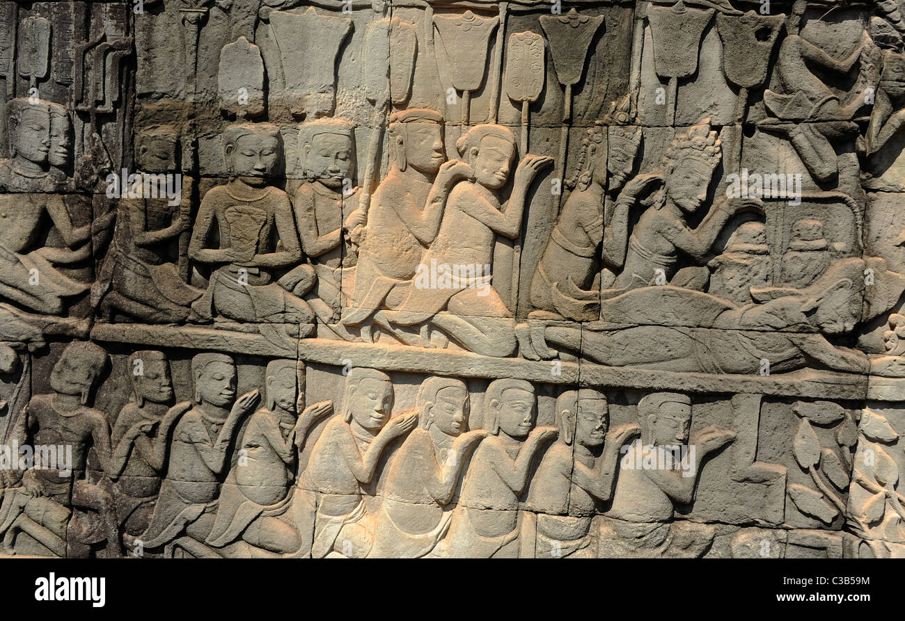 Bassorilievo su una delle pareti esterne del tempio Bayon con real-life scene dalla storia della Cambogia. Foto Stock