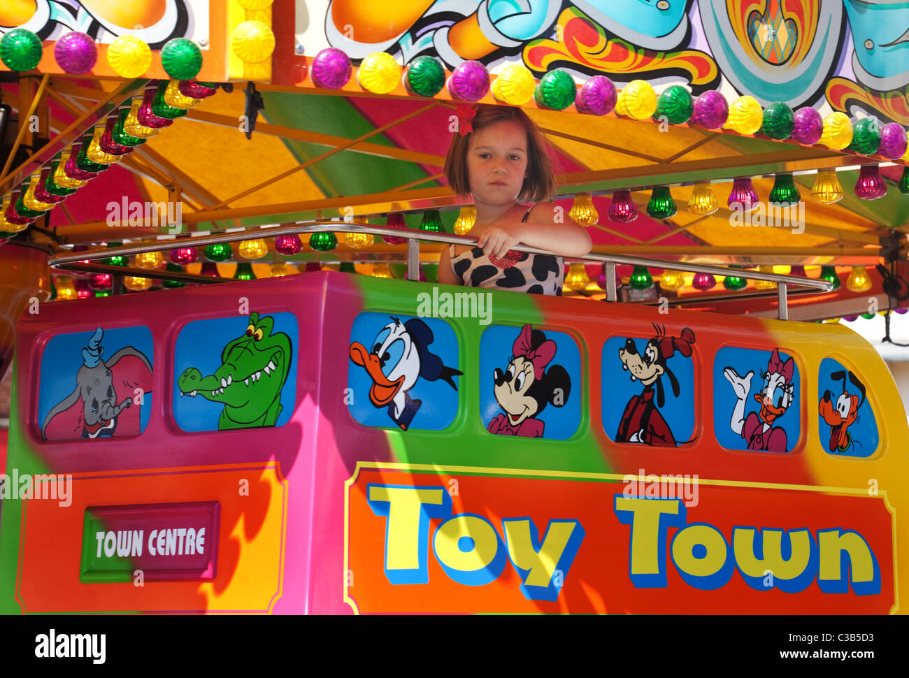 Equitazione per bambini a merry go round in un luna park, Wallingford, Oxfordshire, Regno Unito Foto Stock