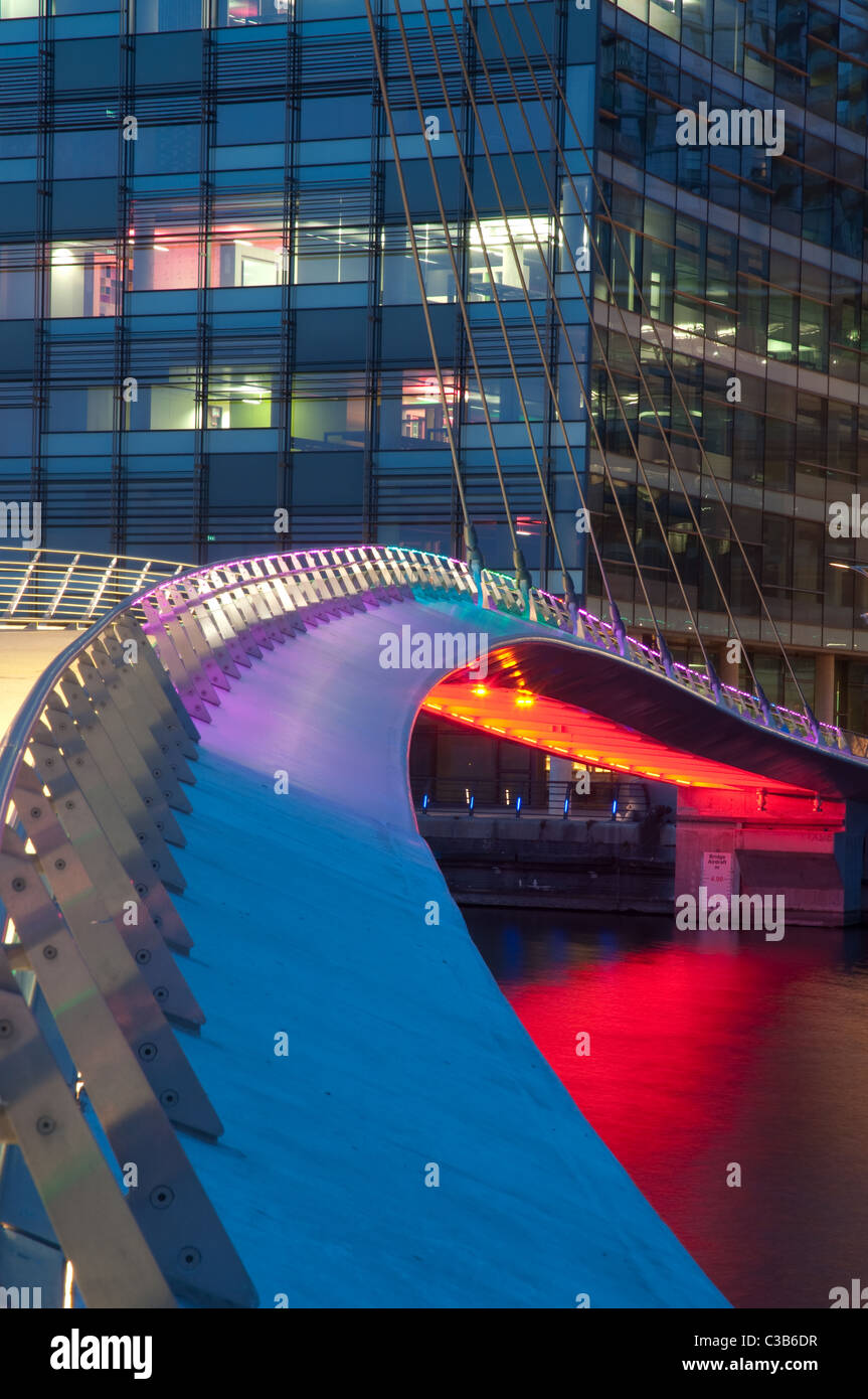 Nuova (2011) ponte pedonale che collega Salford Quays e Media City UK per l'Imperial War Museum North Foto Stock