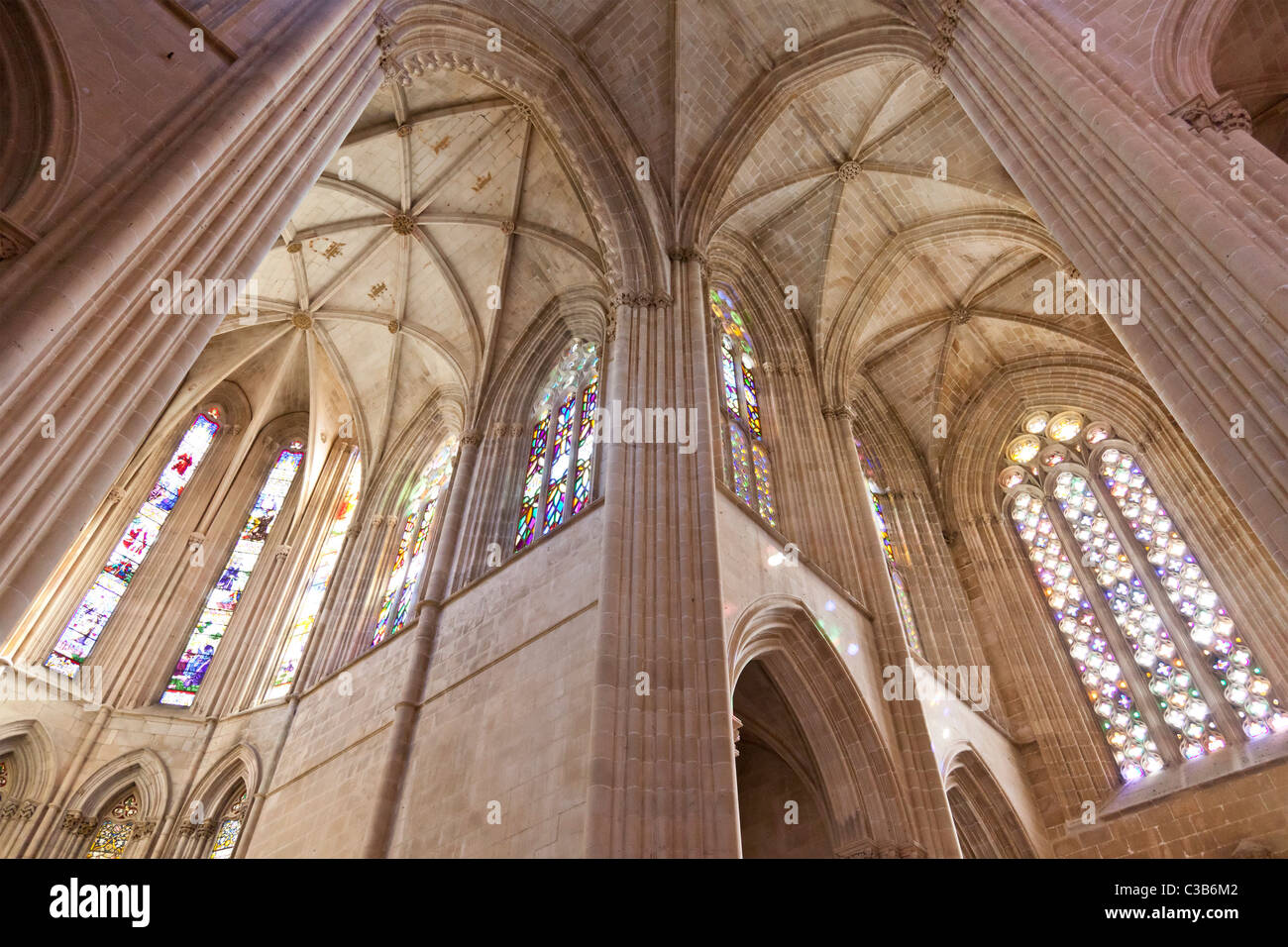 Le colonne e le finestre di vetro macchiate nel Monastero di Batalha. Capolavoro del gotico. Il Portogallo. Foto Stock