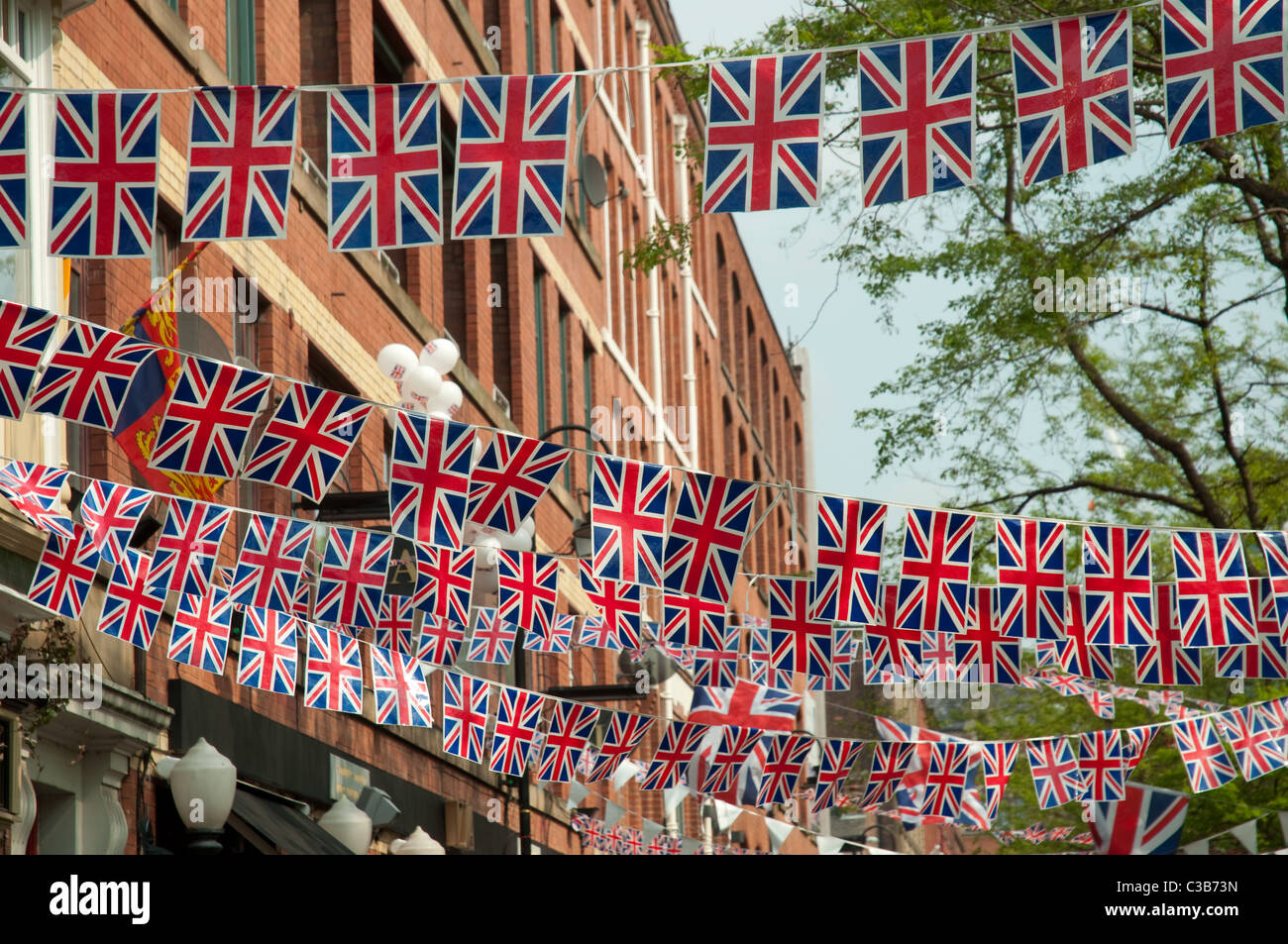 Bunting lungo Canal Street nel Villaggio Gay distretto di Manchester, nella celebrazione del matrimonio di Kate e William Foto Stock