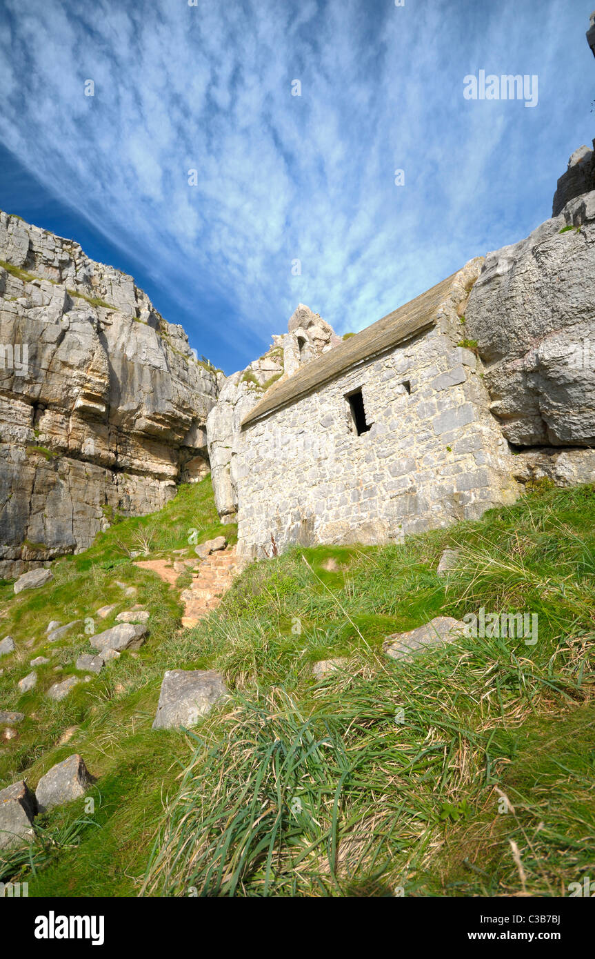 Antica cappella di San Goven in fra le scogliere in Pembrokeshire Coast National Park nel sud del Galles occidentale Foto Stock