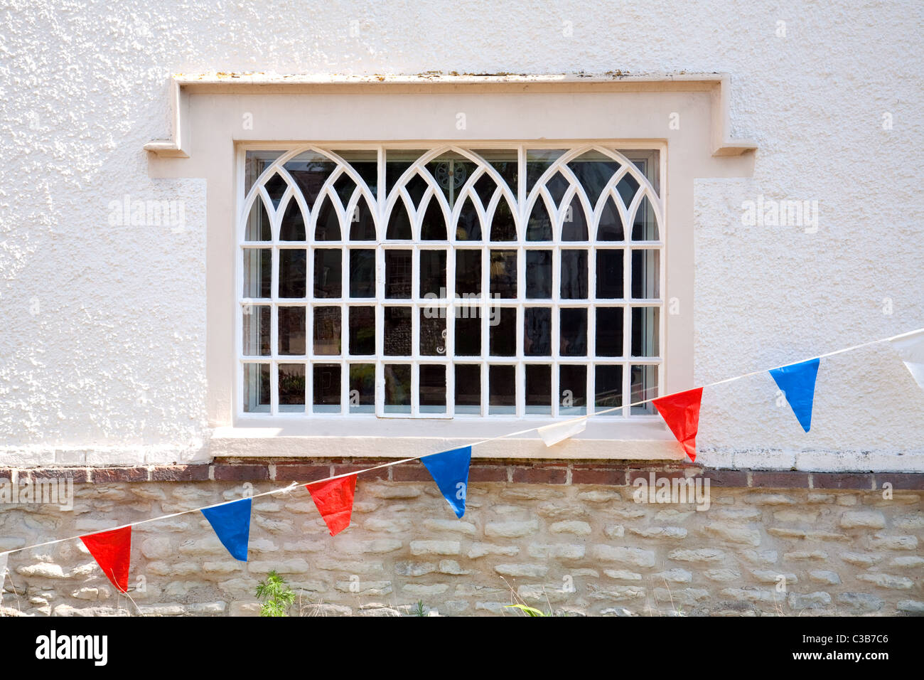 Rosso Bianco e blu bunting intorno a una vecchia finestra, Wallingford, Oxfordshire, Regno Unito Foto Stock