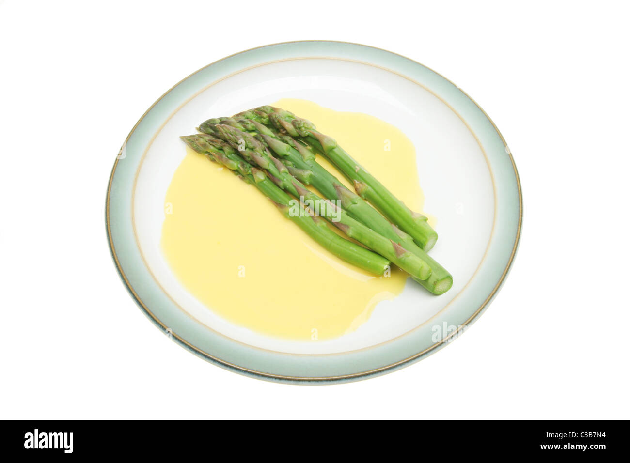 I germogli di asparagi in salsa olandese su una piastra isolata contro bianco Foto Stock