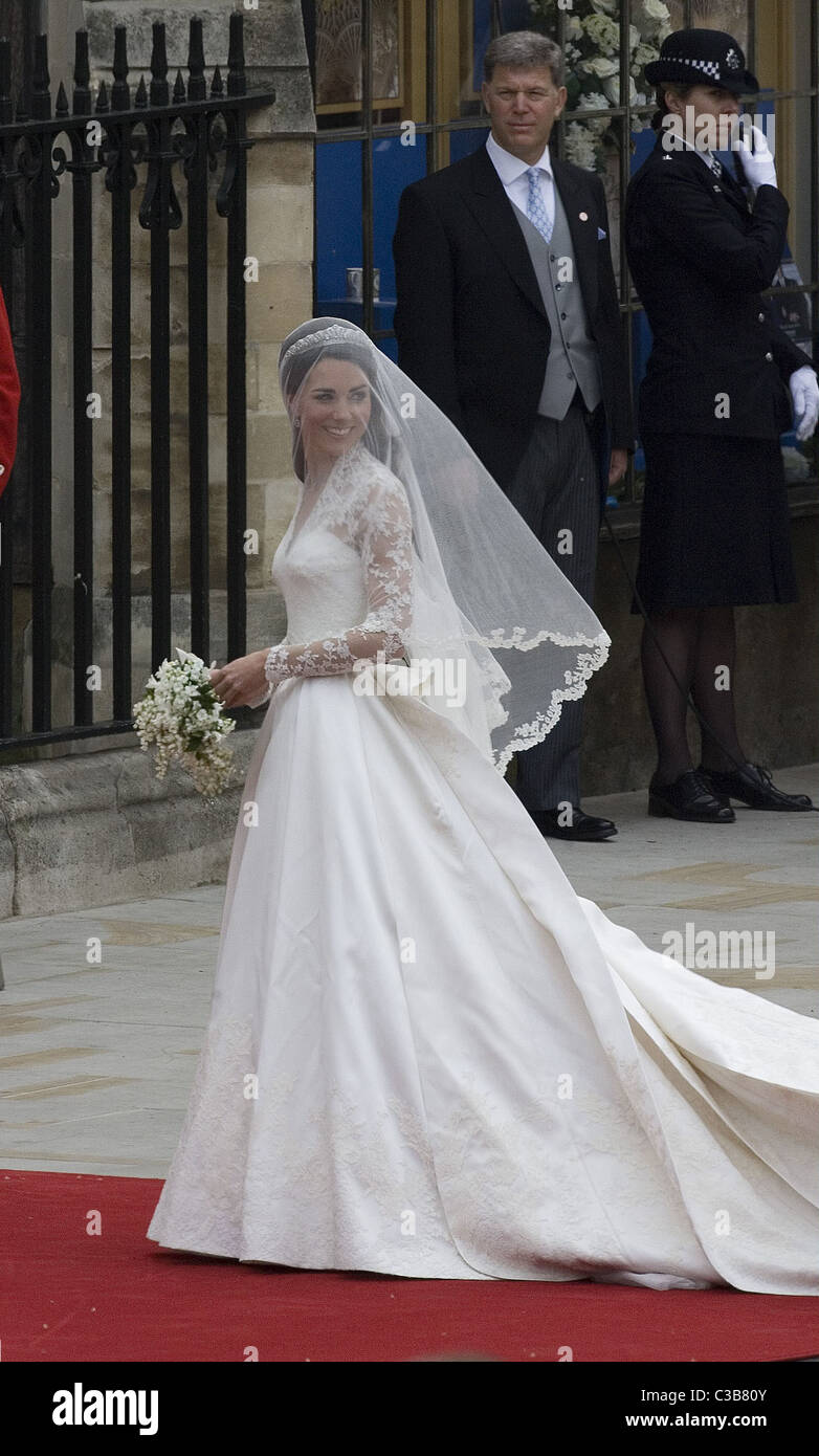 Le nozze del principe William e Catherine Middleton. Il 29 aprile 2011. Catherine Middleton arriva con il suo padre Michael Foto Stock