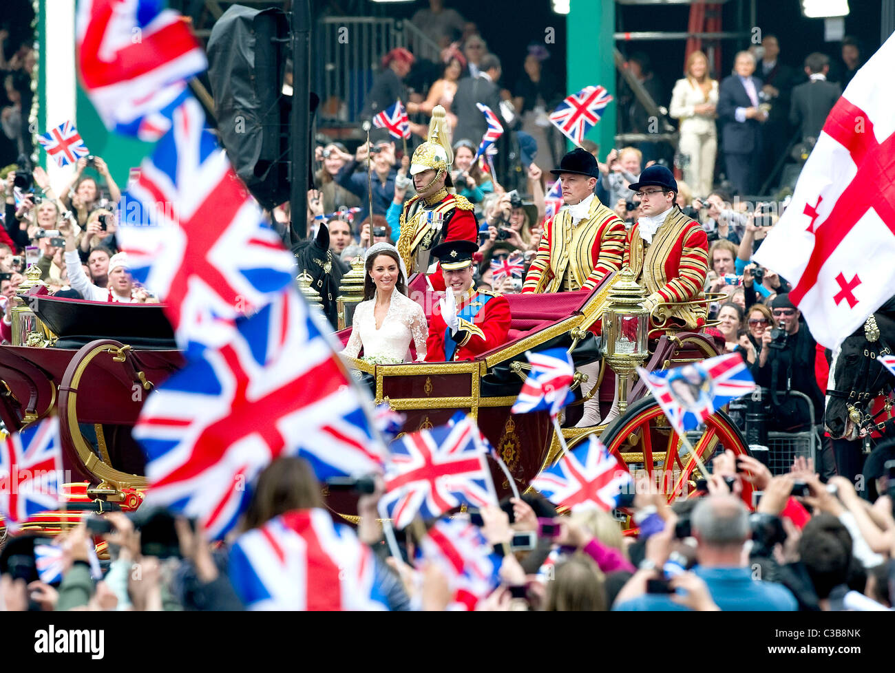 Il principe William e Kate Catherine Middleton tornino a Buckingham Palace dopo la loro cerimonia di nozze a Westminster Abbey. Foto Stock