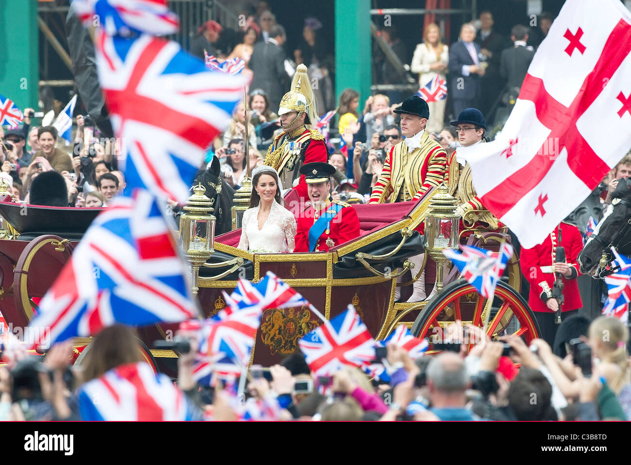 Il principe William e Kate Catherine Middleton tornino a Buckingham Palace dopo la loro cerimonia di nozze a Westminster Abbey. Foto Stock