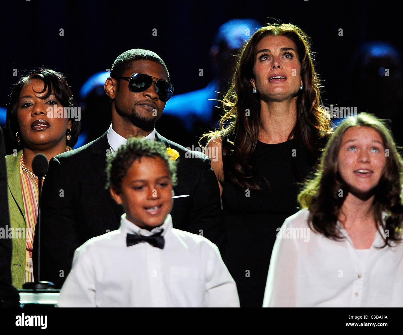 Brooke Shields (R), Usher (C) e Bernice King (L) il memoriale di servizio per il re del pop, Michael Jackson, in corrispondenza dei punti metallici Foto Stock