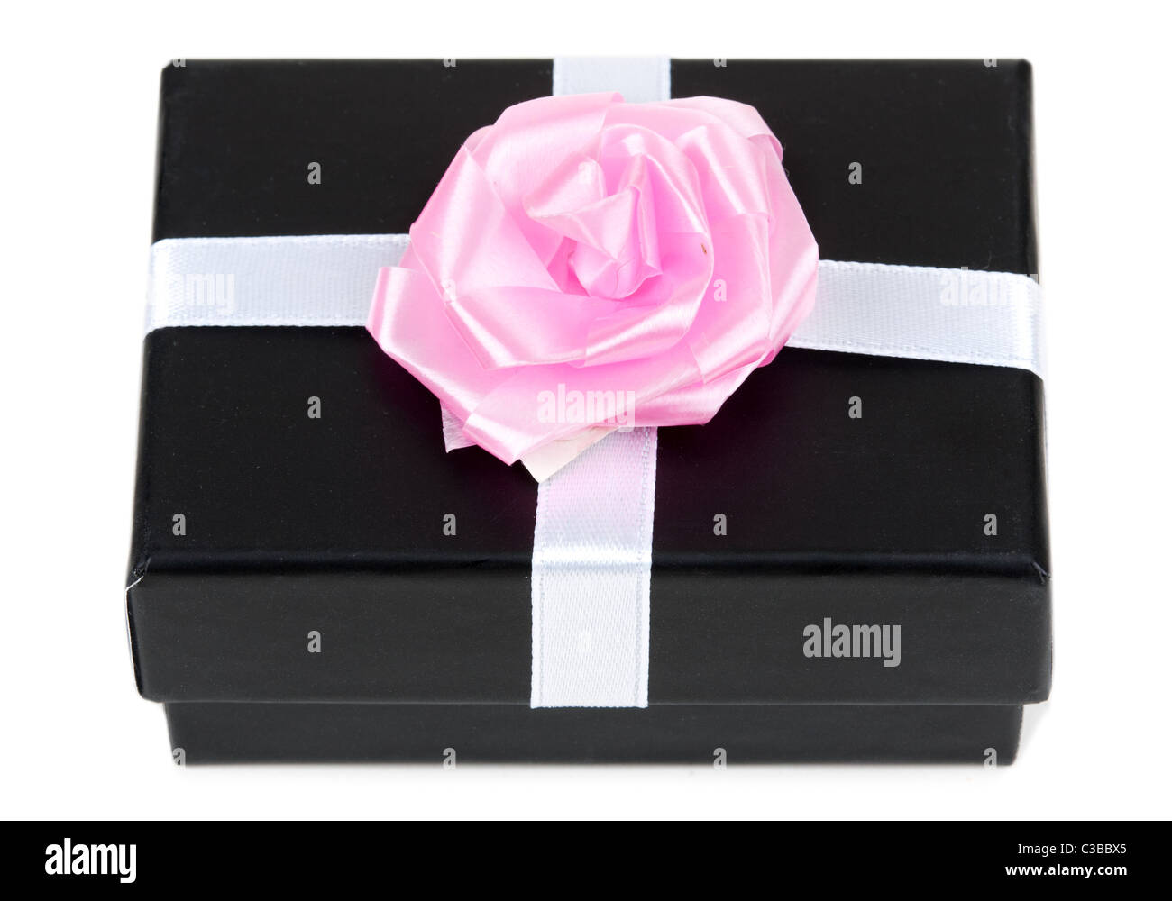 Confezione regalo nera con fiocco isolato su sfondo bianco Foto Stock