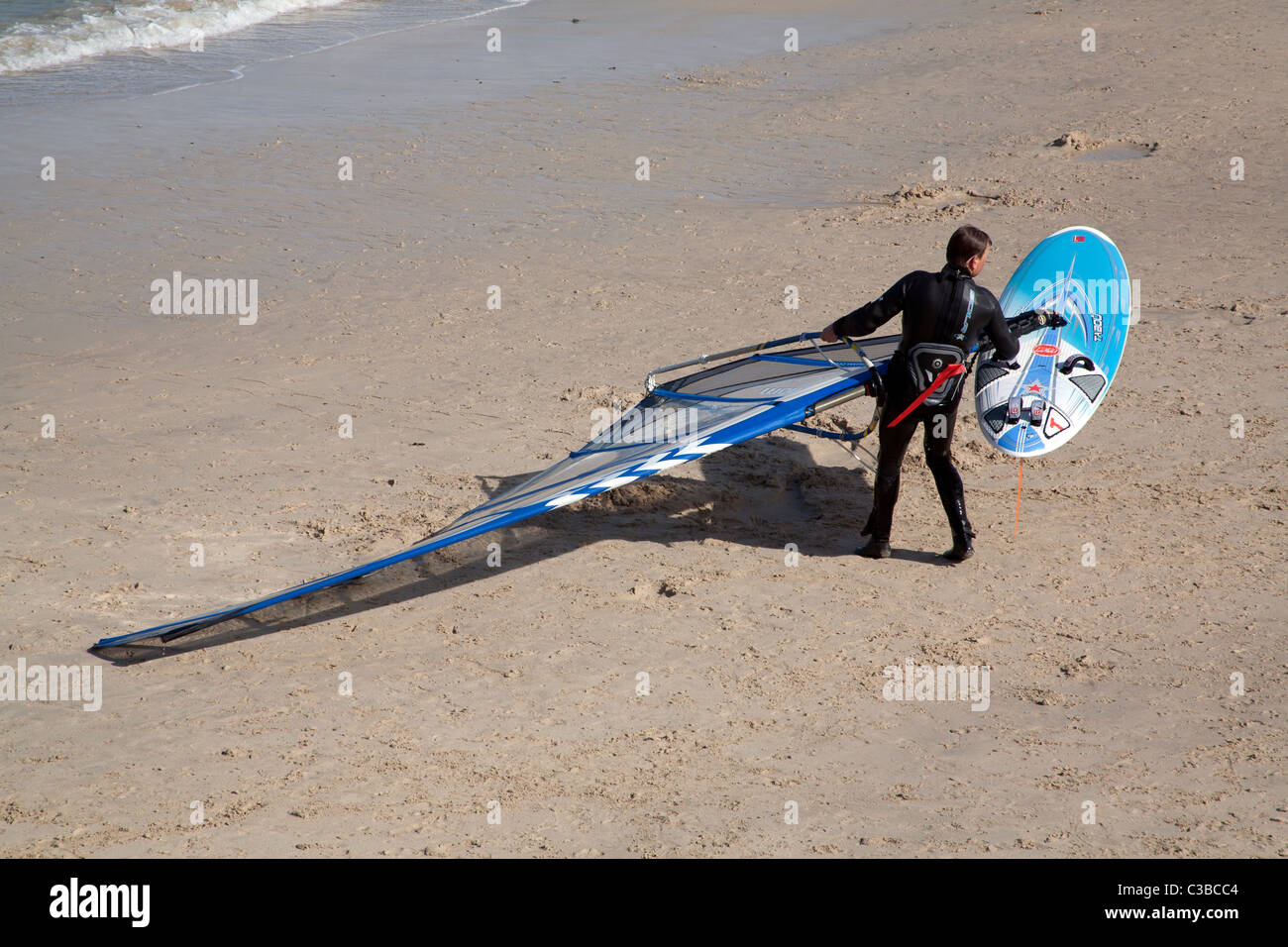 Windsurf scheda di trascinamento sulla spiaggia di Porthmeor Beach St Ives Cornwall, Regno Unito Foto Stock